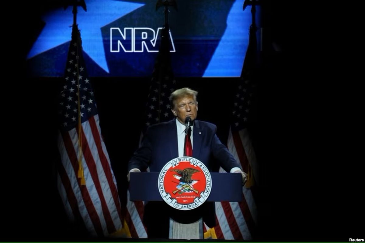 Mantan Presiden AS dan calon presiden dari Partai Republik Donald Trump berbicara pada Forum Kepresidenan National Rifle Association (NRA) di Pennsylvania Farm Show Complex & Expo Center, di Harrisburg, Pennsylvania, AS, 9 Februari 2024.