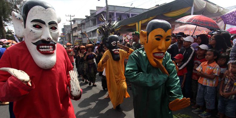 Sejumlah penari menampilkan tarian tradisional Karo saat berlangsung Pesta Budaya Mejuah-Juah, di Brastagi, Kabupaten Karo, Sumatra Utara, Kamis (26/10/2017). Pesta Budaya Karo yang diikuti ribuan masyarakat tersebut menampilkan tarian dan kesenian budaya suku Karo.