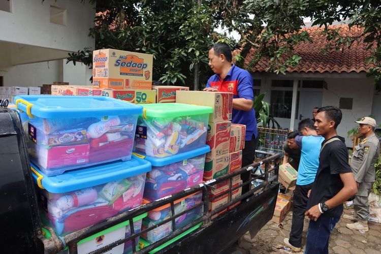 Tim gabungan dari  Badan Nasional Penanggulangan Bencana (BNPB) bersama Pemerintah Kabupaten Cianjur mendistribusikan bantuan logistik untuk warga di Kecamatan Gekbrong dan Mande, Cianjur, Jawa Barat, Minggu (27/11/2022).