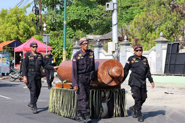 Ketika Kentongan Raksasa Dimandikan Setahun Sekali, Tradisi Unik di Kulon Progo