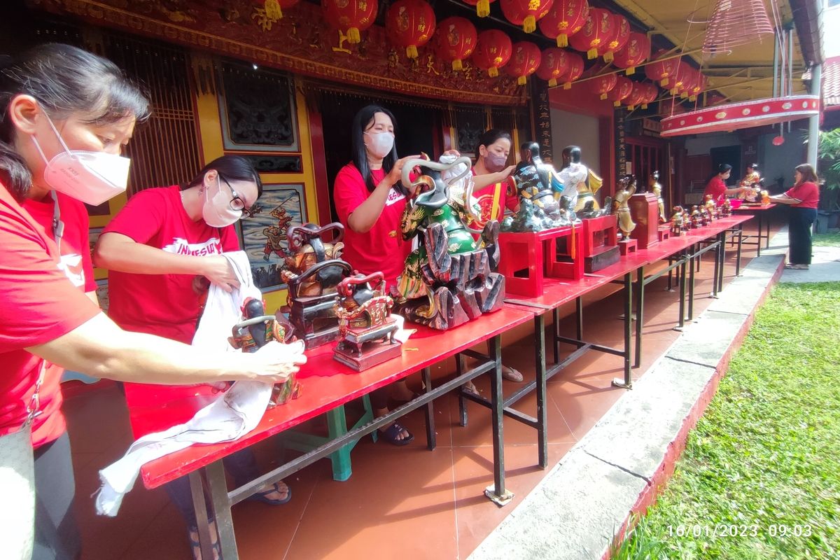 Sejumlah Pengurus dan Anggota Wandani Kota Cirebon turut serta pada ritual Bersih Rupang di Vihara Dewi Welas Asih, Kecamatan Lemahwungkuk, Kota Cirebon, Jawa Barat, Senin (16/1/2023). Mereka meyakini bersih rupang sebagai wujud berbakti kepada leluhur sekaligus pembersihan jiwa menjelang Imlek lima hari mendatang.