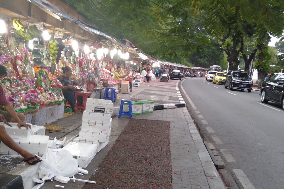 Pedagang parsel di Jalan Barito, kawasan Kebayoran Baru, Jakarta Selatan, Senin (16/12/2019)