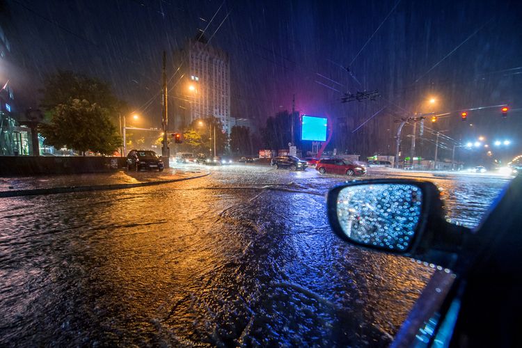 Ilustrasi cuaca ekstrem. Peringatan cuaca terbaru BMKG mengimbau masyarakat waspada cuaca ekstrem, berupa hujan lebat, yang dapat menyebabkan bencana hidrometeorologi seperti banjir dan tanah longsor.