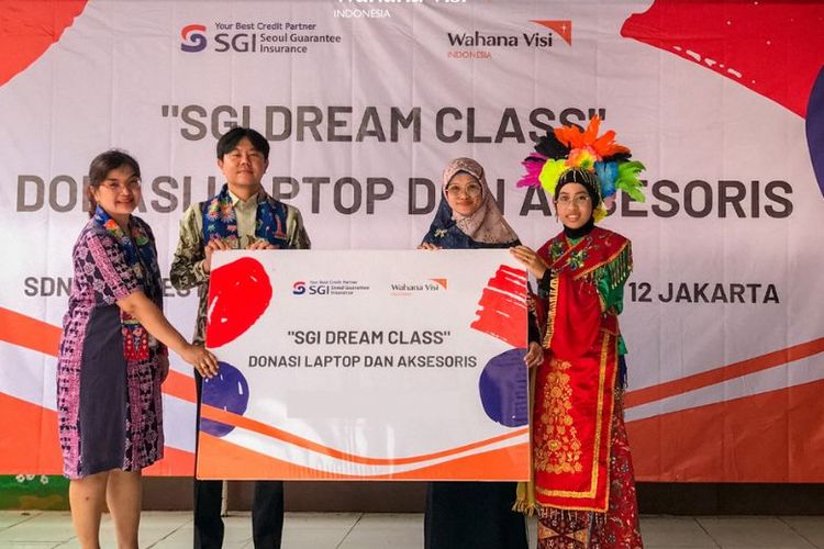 Chief Representative SGI Sanghoon Oh saat memberikan bantuan. 