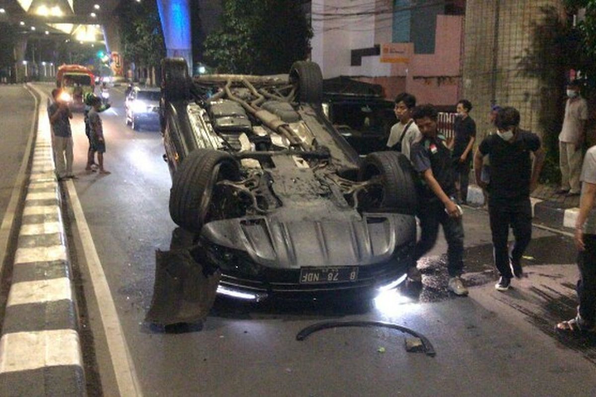 Mobil dengan nomor polisi B 78 NDF terbalik akibat menabrak trotoal tepat di Prapanca Jalan Antasari, Kebayoran Baru, Jakarta Selatan, Sabtu (22/5/2021) dini hari. 