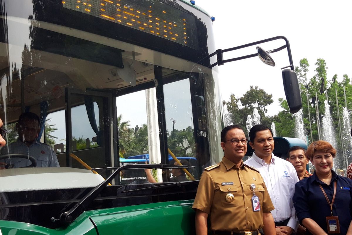Gubernur DKI Jakarta Anies Baswedan di depan bus listrik, Senin (29/4/2019)