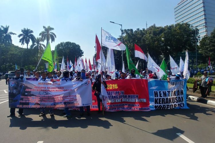 Buruh berdemo memperingati Hari Buruh Internasional di Jakarta, Selasa (1/5/2018)