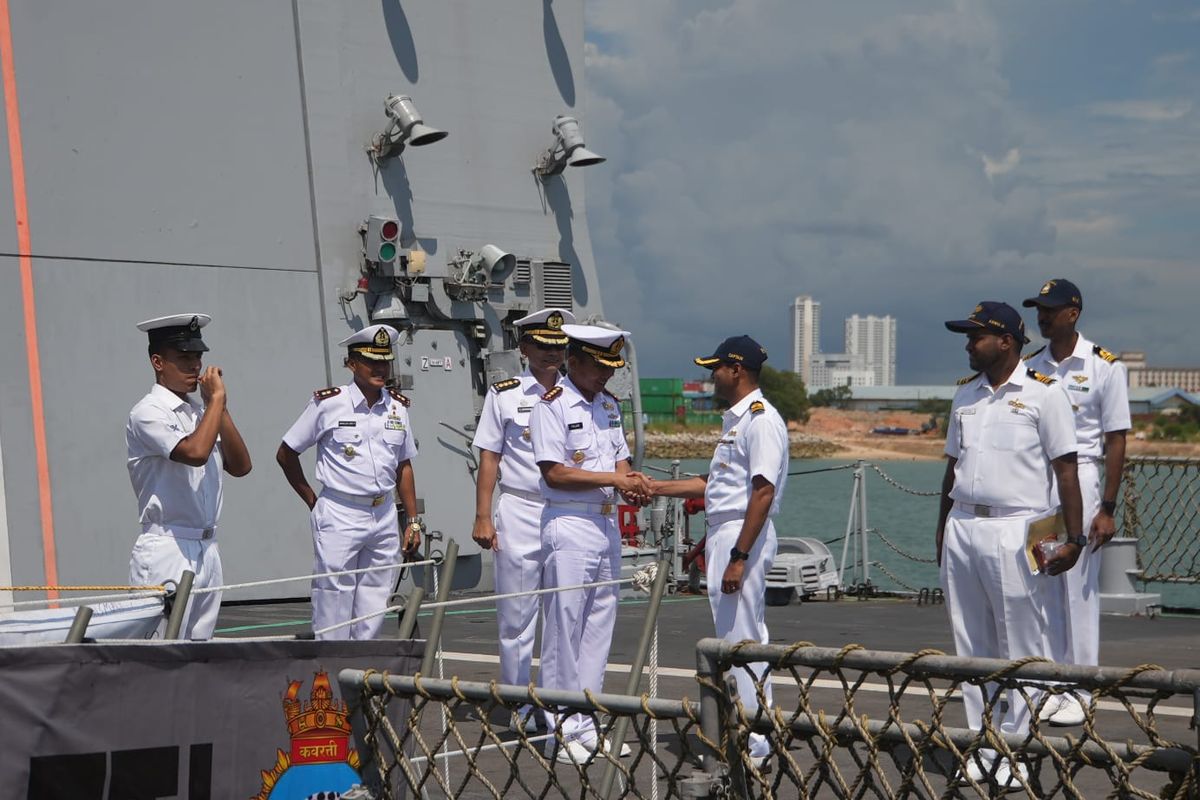 Kapal Perang India INS Kavaratti-P31, sandar di Dermaga Batu Ampar, Batam, Kepulauan Riau (Kepri), Minggu (14/5/2023). Kedatangan kapal perang India tersebut menyusul KRI Sultan Iskandar Muda-367 yang telah tiba mendahului untuk melaksanakan Latihan Bersama TNI AL ? Indian Navy dengan nama latiha Samudera Shakti 23 (SS23) yang diselenggarakan sejak tanggal 15 sampai dengan 19 Mei 2023.