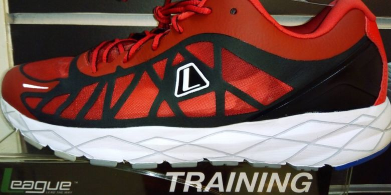 Sepatu League Valiant. League mengembangkan sepatu ini untuk olahraga lari jarak jauh. 