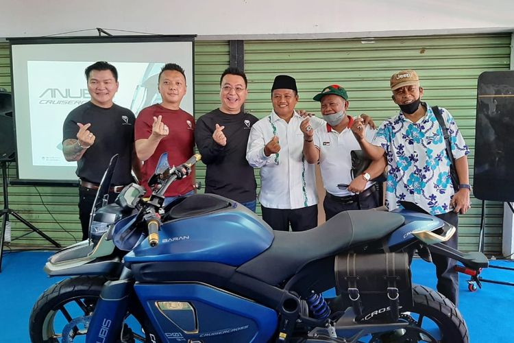 Wakil Gubernur Jawa Barat Uu Ruzhanul Ulum hadir dalam peluncuran motor listrik adventure, Anubis Cruisercross, buatan Baran Energy