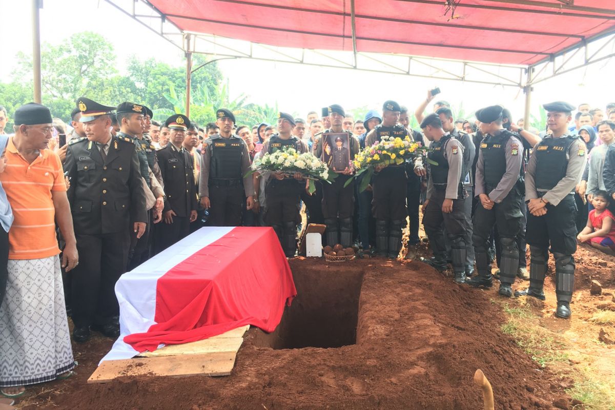 Pemakaman Bripda Taufan Tsunami, anggota polisi yang gugur saat bekerja, korban ledakan di Kampung Melayu, dimakamkan di TPU Pondok Rangon, Jakarta Timur pada Kamis (25/5/2017).