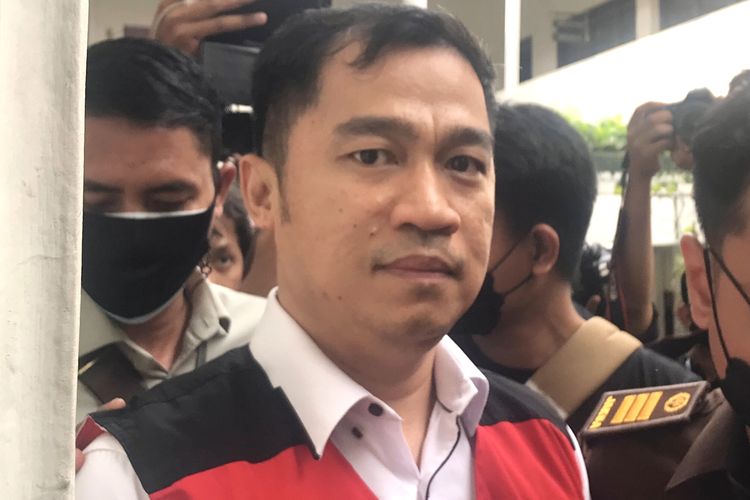 Terdakwa kasus obstruction of justice atau merintangi penyidikan pembunuhan Nofriansyah Yosua Hutabarat, AKBP Arif Rachman Arifin ditemui usai menjalani sidang perdana di Pengadilan Negeri (PN) Jakarta Selatan, Rabu (19/10/2022).