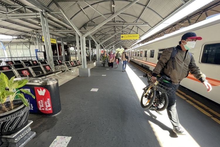 Sejumlah penumpang kereta api berada di Stasiun Gubeng Baru, Surabaya.