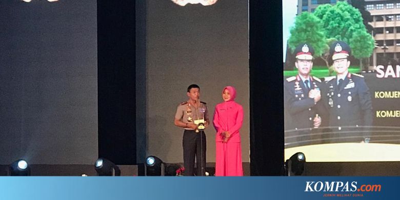 Nyanyian Kapolri Idham Azis Iringi Pelepasan Ari Dono Masuki Masa Pensiun...