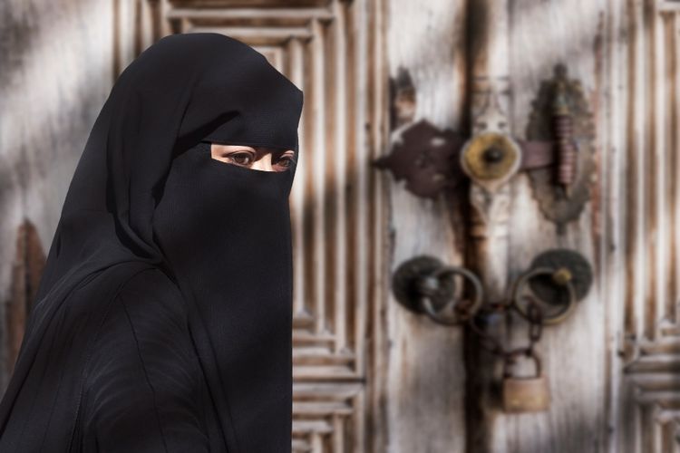 Seorang wanita Muslim mengenakan niqab yang menutupi wajah.