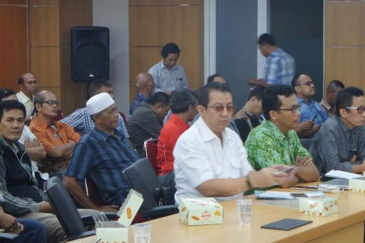 Puluhan ketua RT dan RW di Jakarta datang ke DPRD DKI untuk protes keberatan sistem pelaporan via Qlue. 