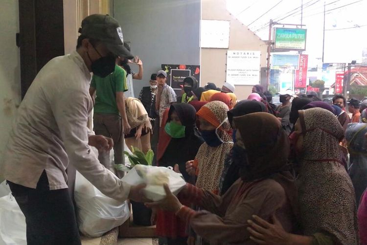 Suasana di depan Rumah Makan Gratis Uki Kautsar.