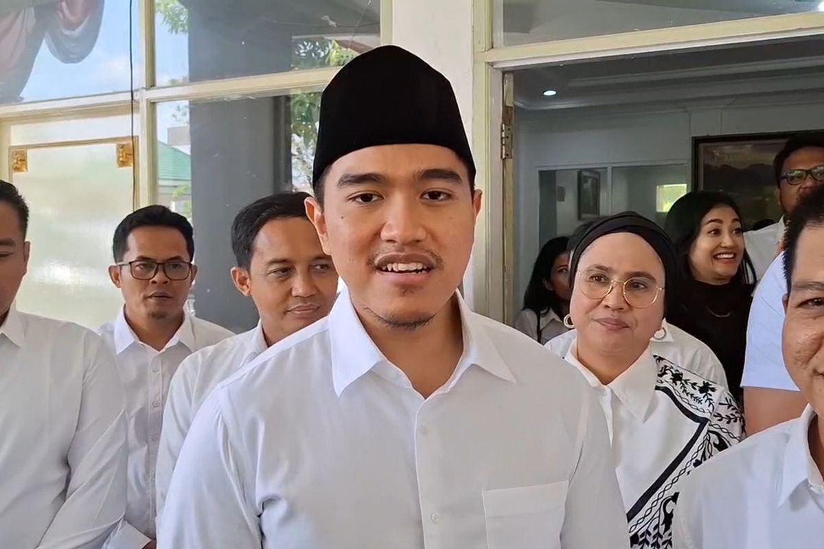 Ketua Partai Solidaritas Indonesia (PSI), Kaesang Pangarep saat diwawancarai usai dirinya berkunjung ke rumah dinas Bupati Bandung Dadang Supriatna, di Soreang, Kabupaten Bandung, Jawa Barat, Kamis (1/5/2025)