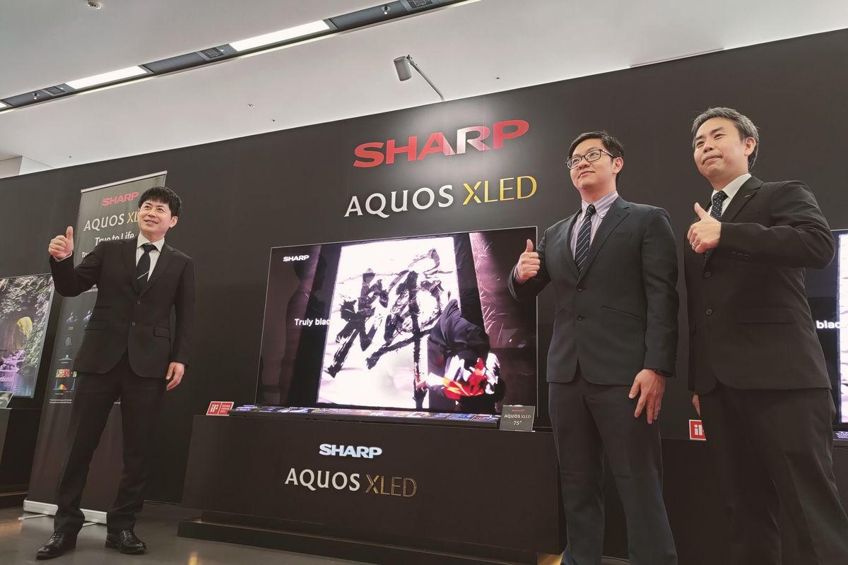 TV Aquos baru FV1 Series dengan panel XLED dikenalkan oleh para petinggi Sharp di pabriknya di Sakai, Jepang, Rabu (18/5/2023).