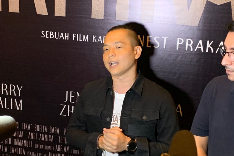 Sutradara Ernest Prakasa saat ditemui usai pemutaran perdana film Teka Teki Tika di Epicentrum XXI, Jakarta Selatan, Kamis (16/12/2021).