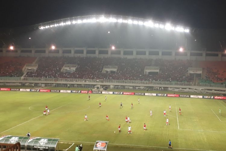 Suasana Stadion Pakansari saat laga Indonesia vs Bahrain pada Anniversary Cup 2018, Jumat (27/4/2018).
