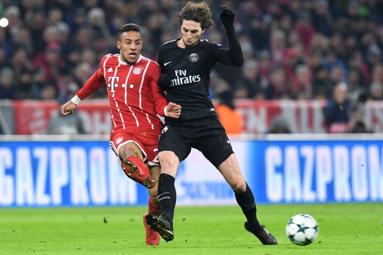 Corentin Tolisso dan Adrien Rabiot berebut bola pada pertandingan Liga Champions antara Bayern Muenchen dan Paris Saint-Germain di Allianz Arena, Selasa (5/12/2017).