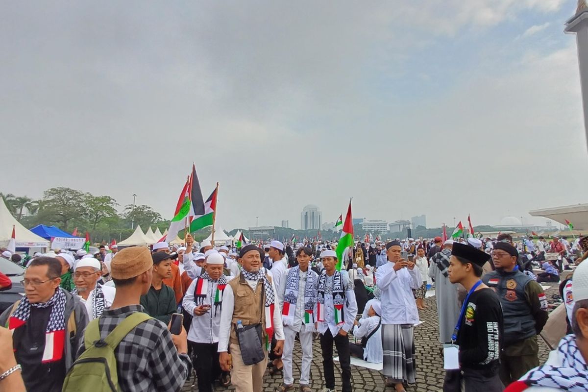 Massa aksi munajat kubro Persaudaraan Alumni 212 tinggalkan area Monas, Jakarta Pusat, Sabtu (2/12/202).