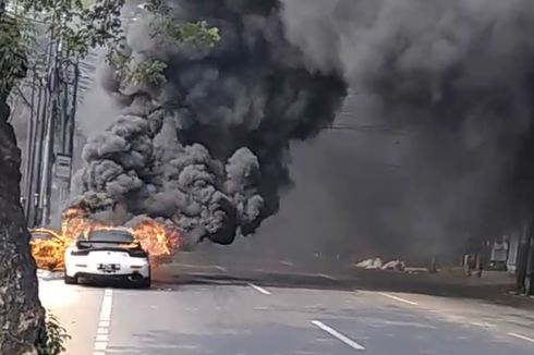 Mobil Terbakar di Jalan Suryo Kebayoran