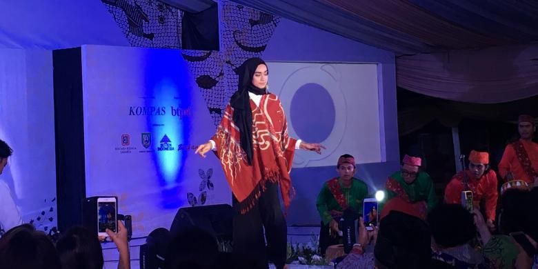 Salah satu koleksi kain Besurek miliki Ibu Gubernur Bengkulu, Lili Martiani Ridwan Mukti, hadir dalam peragaan yang membukan acara Selisik Batik Pesisir, Pameran dan Pasar Batik di Bentara Budaya Jakarta, Selasa (4/10/2016).