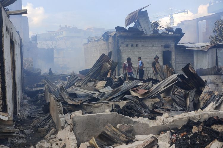 Pemukiman padat penduduk di kawasan Mardika, kecamatan Sirimau, kota Ambon, Maluku terbakar, Jumat (9/12/2022)