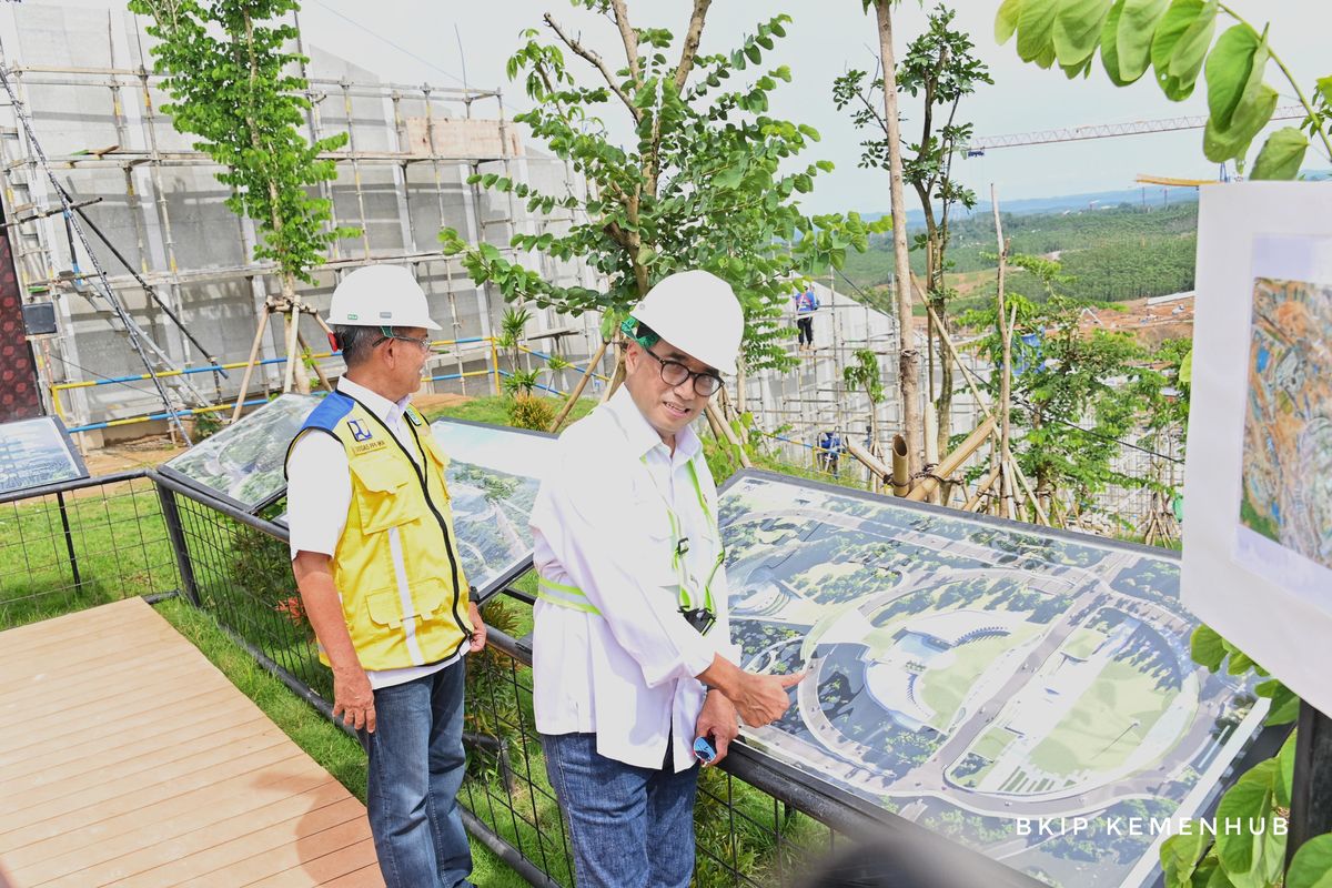 Menteri Perhubungan (Menhub) Budi Karya Sumadi mengecek progres pembangunan Bandara Nusantara di Ibu Kota Nusantara (IKN) pada Rabu (24/01/2024).