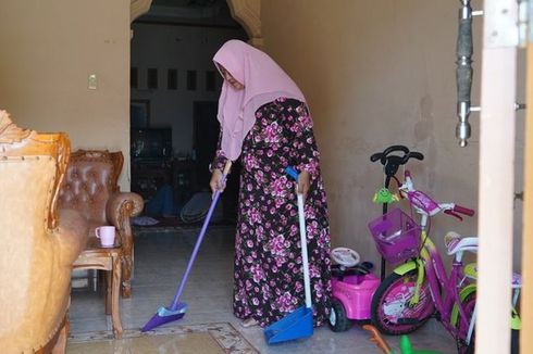 Kisah Ratih, Mantan Guru Honorer yang Buka Layanan Jasa Bersihkan Rumah Sepulang dari Malaysia 