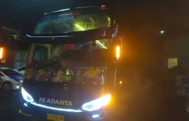 Tampak depan bus yang digunakan Arema FC saat ke stadion untuk pertandingan pekan ke-20 Liga 1 2022-2023 melawan PSS Sleman yang berakhir dengan skor 2-0 di Stadion Maguwoharjo Sleman, Kamis (26/1/2022) malam.
