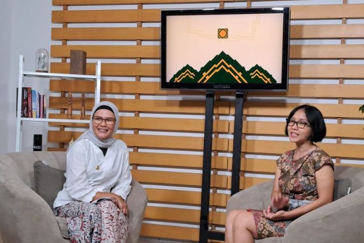 Bupati Indramayu Nina Agustina (sebelah kiri) dalam kunjungan media di kantor Kompas.com, Rabu (12/4/2023)