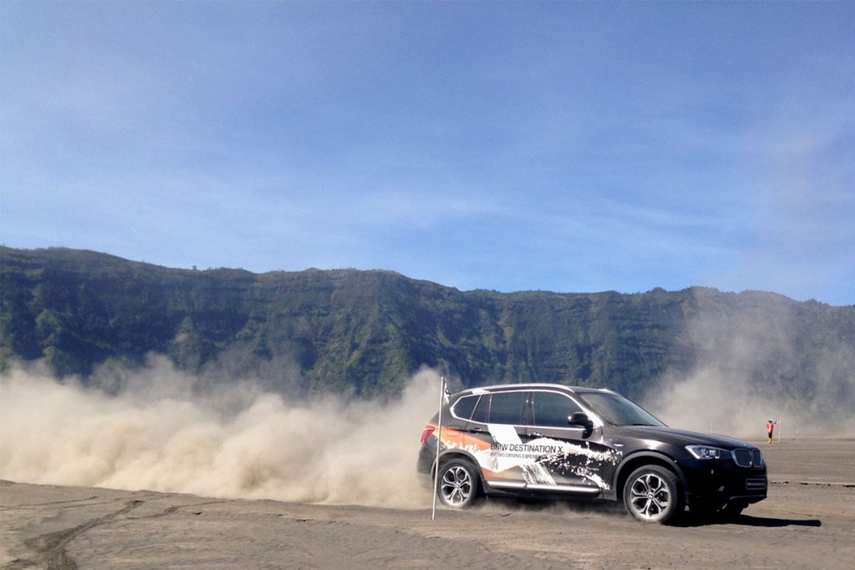 BMW X3 diesel saat dipacu di medan pasri Gunung Bromo.