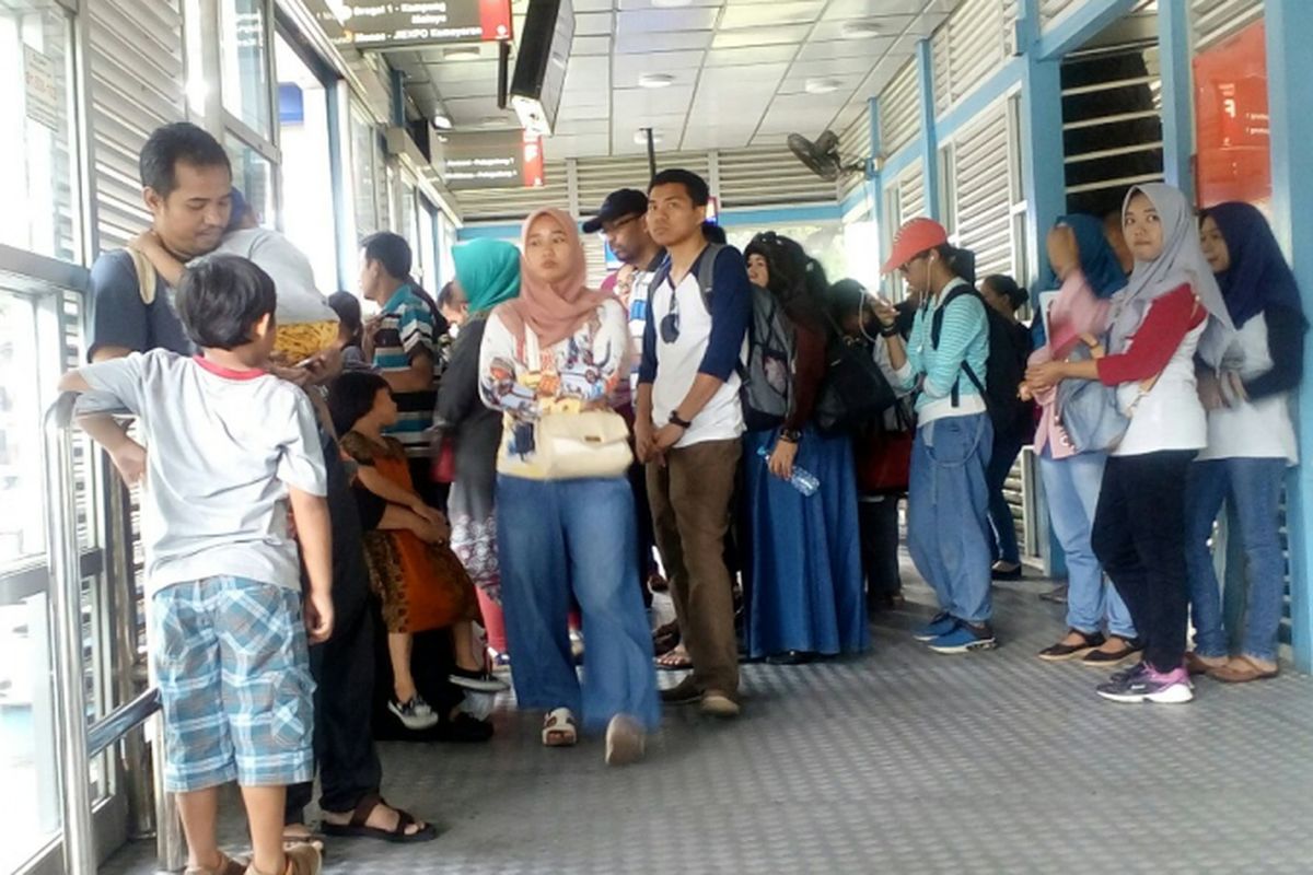 Antrean penumpang terlihat di gate E Halte Monas, Jakarta Pusat di hari kedua lebaran, Senin (26/6/2017).