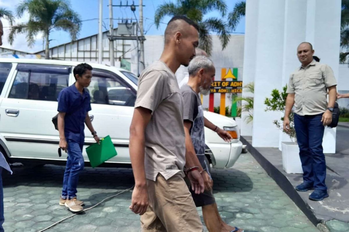 Tiga tersangka perburuan liar di TN Baluran, Kabupaten Situbondo, Provinsi Jawa Timur ketika dilimpahkan ke kejaksaan pada Selasa (12/12/2023).