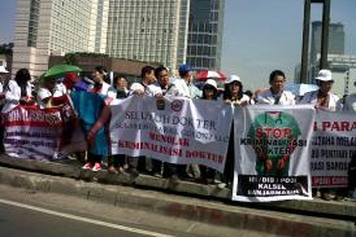 Dokter Demo di Bunderan HI

Ratusan dokter yang tergabung dalam ikatan dokter Indonesia (IDI) telah berkumpul memadati Bunderan Indonesia, Rabu (27/11/2013).Kompas.com/Ummi Hadyah Saleh
