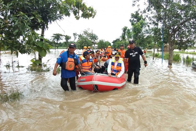 Gubernur Jawa Timur, Khofifah Indarparawansa bersama Bupati Madiun, Ahmad Dawami dan Forpimda meninjau lokasi terdampak banjir bandang di Balerejo, Kabupaten Madiun, Kamis ( 7 / 3 / 2019) 