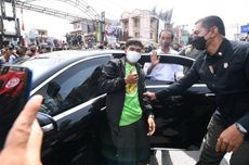 Viral Video Kerumunan Saat Jokowi Bagi-bagi Kaus, Istana: Warga Sangat Antusias