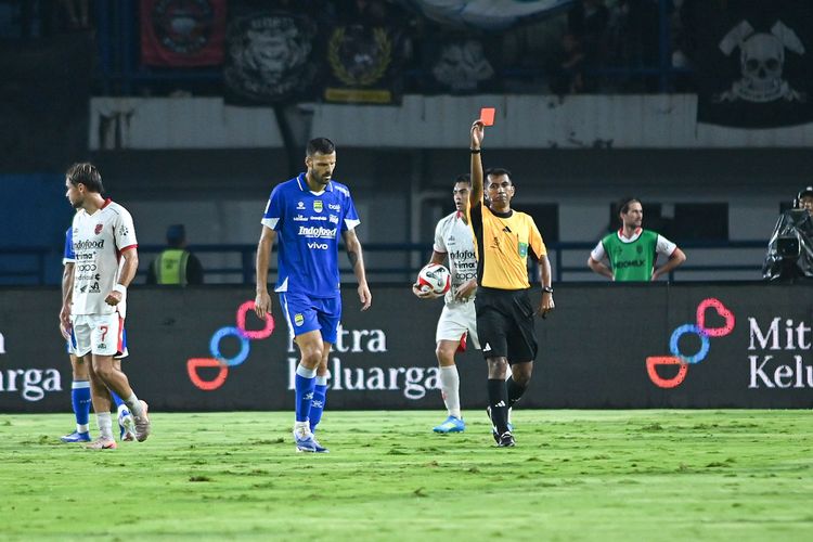 Patricio Matricardi menerima kartu merah dalam laga pekan ke-27 Super League 2025-2026 Persib vs Bali United di Stadion Gelora Bandung Lautan Api, Minggu (12/4/2026).