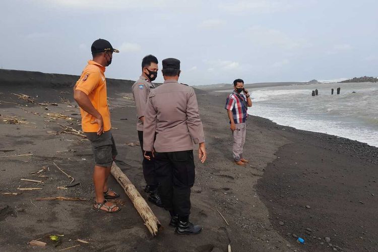 Pencari ikan menemukan jenazah tanpa identitas di muara Sungai Progo, Kapanewon Galur, Kabupaten Kulon Progo, Daerah Istimewa Yogyakarta. Ia sulit dikenali karena sudah mulai rusak.