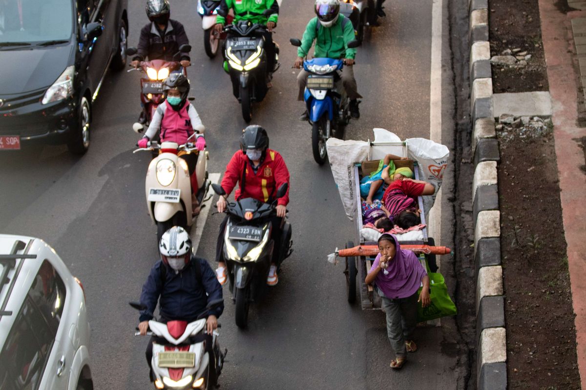 Manusia gerobak melintas di Jalan Gatot Subroto, Jakarta, Selasa (5/1/2021). Kelompok masyarakat rentan, seperti pemulung, gelandangan, pengemis, dan korban PHK adalah kelompok masyarakat yang paling rentan penularan virus Covid-19.