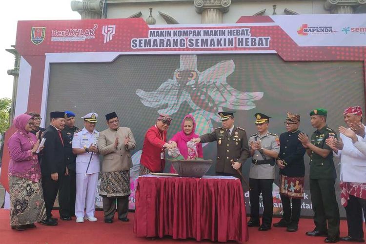 Wali Kota Semarang, Hevearita Gunaryanti Rahayu membuka rangkaian acara Hari Ulang Tahun Kota Semarang, Jawa Tengah di Balai Kota Semarang. Kamis (2/4/2024). 