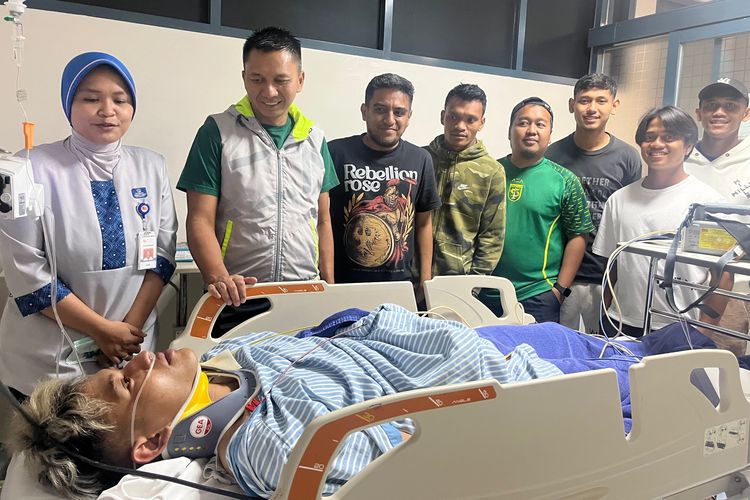 CEO Persebaya Surabaya Azrul Ananda, Manajer Yahya Alkatiri dan sejumlah pemain saat menjenguk Rizky Dwiyan yang mengalami cedera ditulang belakang kepala.