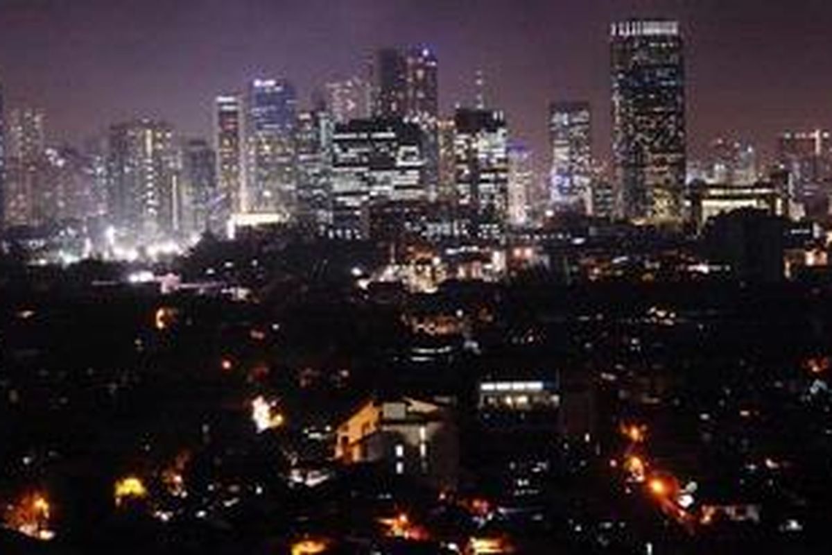 Ilustrasi: Lanskap kota Jakarta yang bermandikan cahaya lampu dari gedung-gedung pencakar langit, Kamis (14/2/2013) malam. 