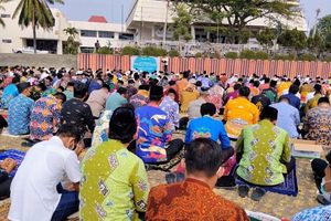 Abu Krakatau Belum Sepenuhnya Mereda, Ribuan Warga Lampung Gelar Shalat Istisqa dan Doa Bersama