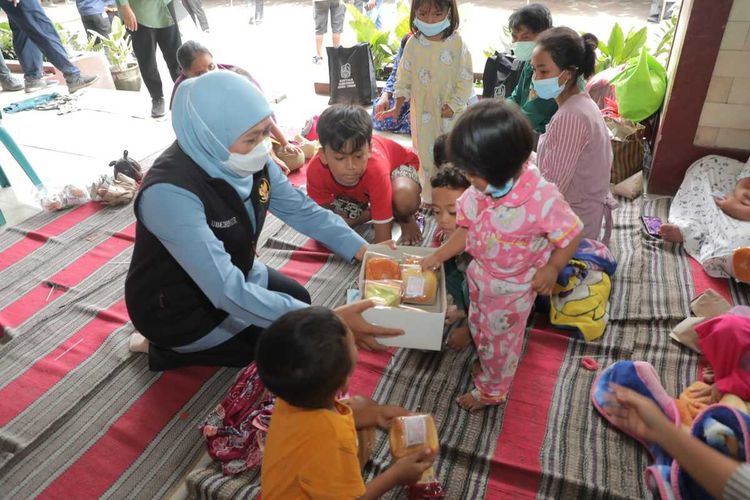 Gubernur Jatim Khofifah Indar Parawansa mengunjungi tempat penampungan warga terdampak erupsi Semeru di Kabupaten Lumajang Minggu (5/12/2021).