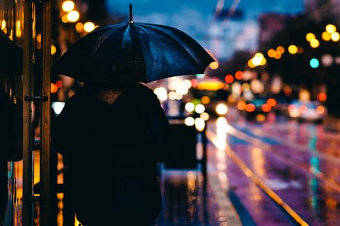 Prediksi BMKG: Hujan Guyur Jabodebek Siang hingga Malam, Potensi Angin Kencang
