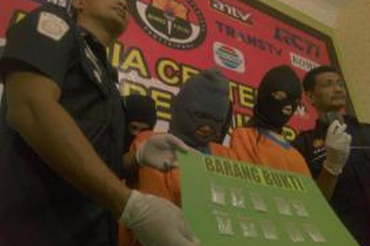 Dua perempuan diamankan saat pesta narkoba di komplek perumahan dosen ITS Surabaya